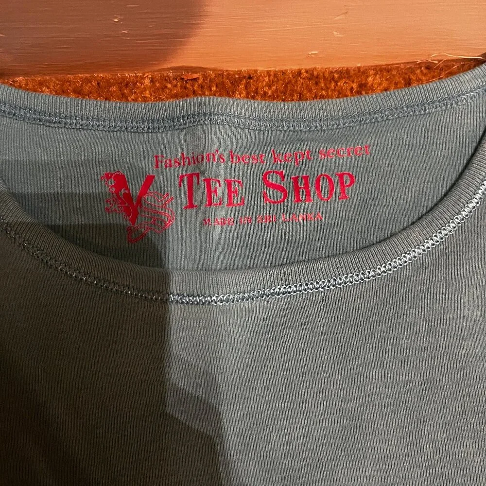 Lot of 2 womans t-shirts, Victoria's Secret Tee Shop and Moda International - Picture 5 of 5